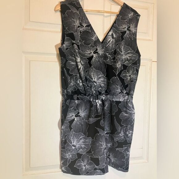 LOFT Pants - Loft, beautifully detailed, short romper, excellent condition, size medium